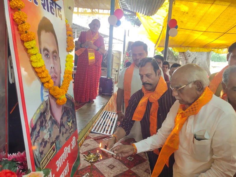 एक पौधा शहीद आशीष शर्मा के नाम, अमर शहादत को किया नमन