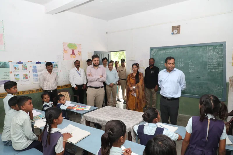 मुख्यमंत्री जन विश्वास अभियान: कलेक्टर श्री नारायन ने किया शासकीय नवीन माध्यमिक शाला लोनिया का औचक निरीक्षण
