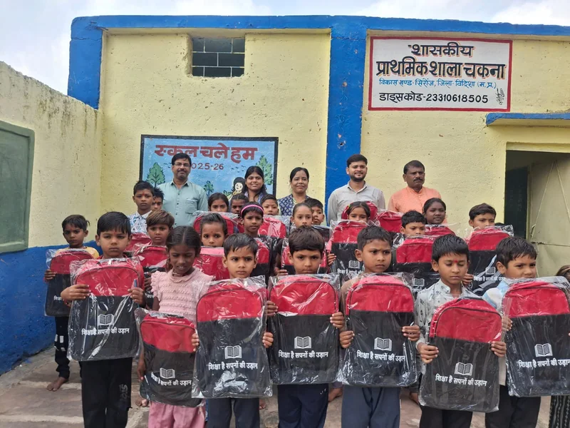 मुख्यमंत्री जन विश्वास अभियान के तहत 25 ग्राम पंचायतों के 81 विद्यालयों में 4500 स्कूल बैग वितरित