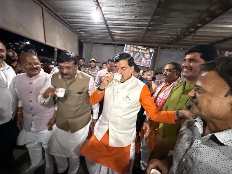 मुख्यमंत्री डॉ यादव ने बरेला में सड़क किनारे लगी दुकान पर पी चाय